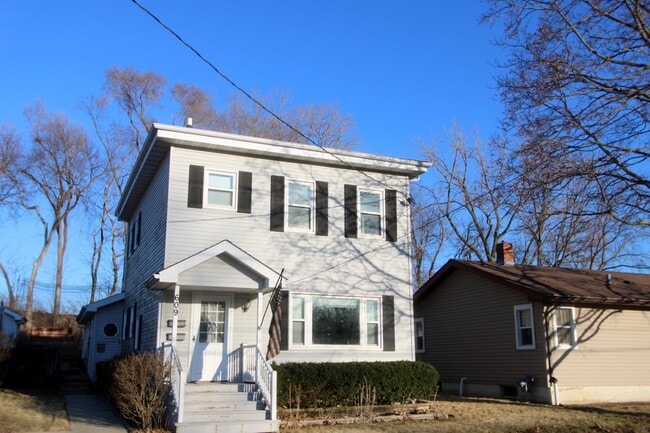 609 Blakely St in Woodstock, IL - Building Photo - Building Photo