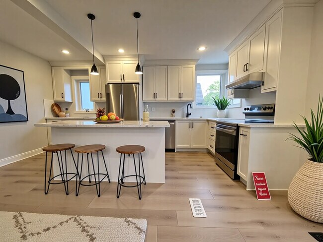 5 Bedroom Upper Mountain Home! in Hamilton, ON - Building Photo - Building Photo