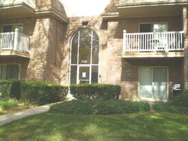 2422 N Kennicott Dr in Arlington Heights, IL - Building Photo