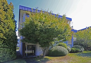 1328 George St in White Rock, BC - Building Photo