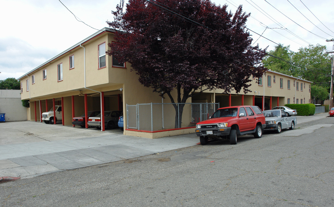 Poplar Arms Apartments in San Mateo, CA - Foto de edificio