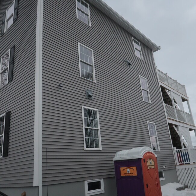 32 Newhall St in Saugus, MA - Foto de edificio - Building Photo