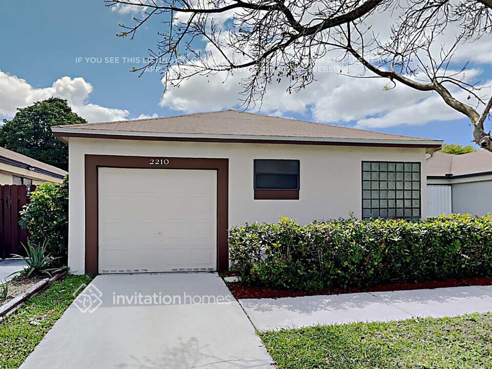 2210 NW 33rd Terrace in Coconut Creek, FL - Foto de edificio