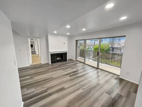 14850 Hesby St, Unit 203 in Sherman Oaks, CA - Building Photo - Building Photo