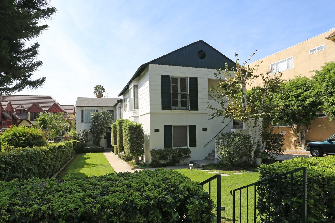 118 W Mountain St in Glendale, CA - Building Photo