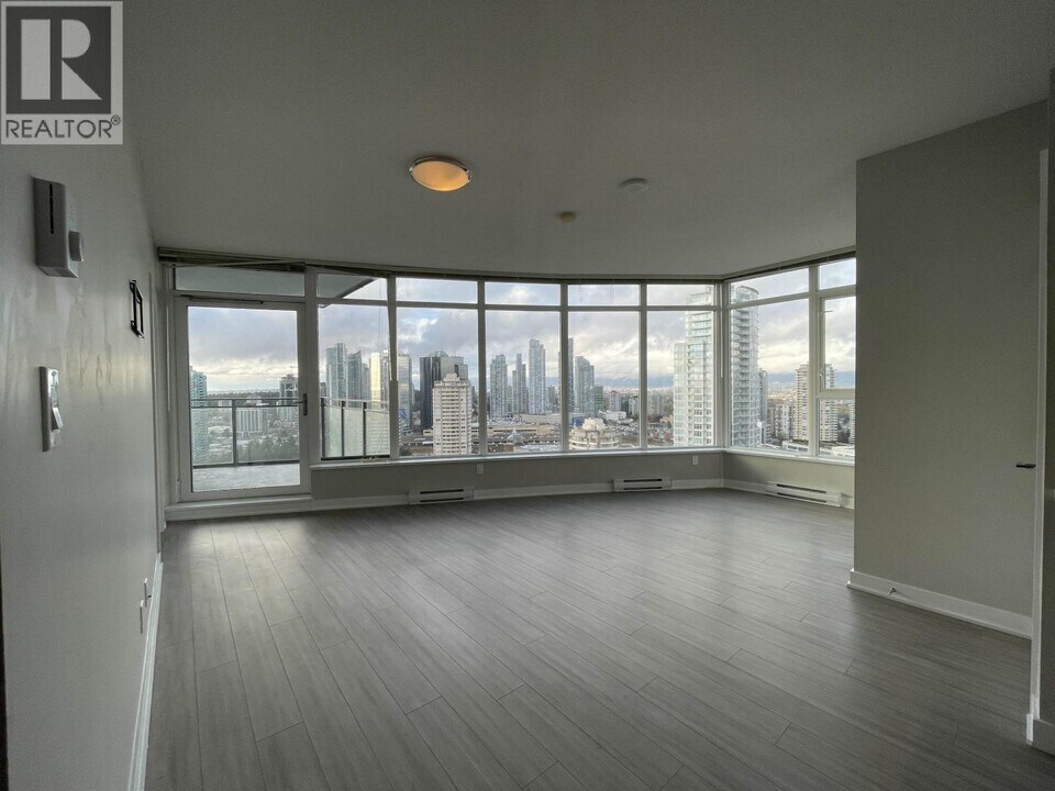 4900 Lennox Ln in Burnaby, BC - Building Photo