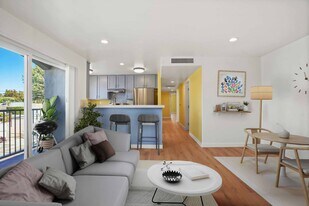 6534 Balboa Blvd in Los Angeles, CA - Building Photo