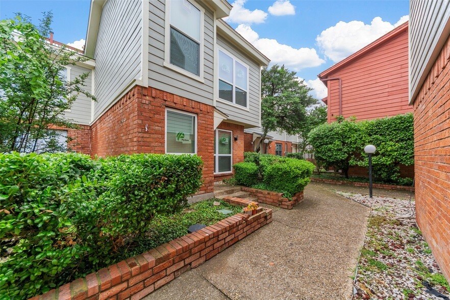 6738 Eastridge Dr, Unit 104B in Dallas, TX - Foto de edificio