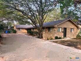 624 E Elm St in Seguin, TX - Building Photo