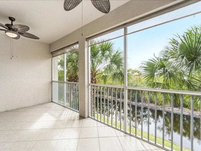 4655 Hawks Nest Way, Unit 202 in Naples, FL - Foto de edificio - Building Photo