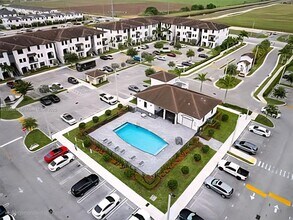 15600 SW 136th St in Miami, FL - Building Photo - Building Photo