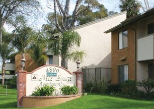 Mile Square in Santa Ana, CA - Foto de edificio - Building Photo