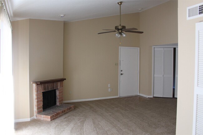 16111 Aspenglen Dr in Houston, TX - Building Photo - Building Photo
