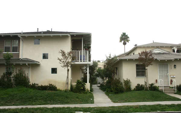 205-211 E Chestnut St in Glendale, CA - Building Photo