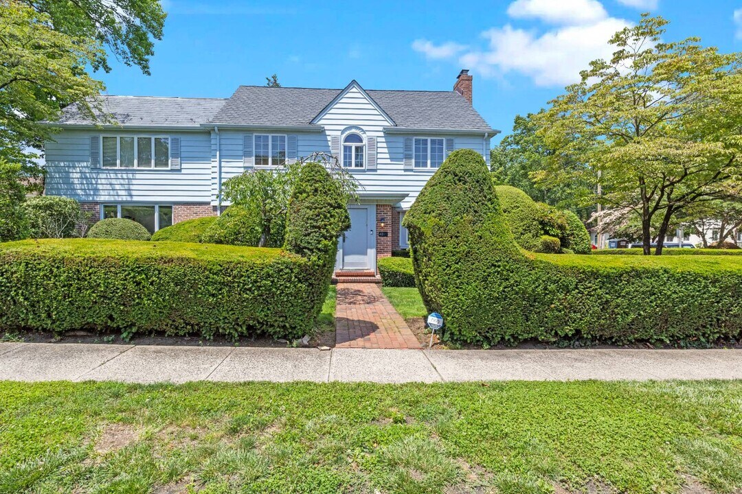 41 Allenwood Rd in Great Neck, NY - Foto de edificio