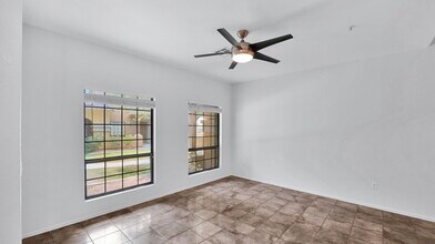 1702 E Bell Rd in Phoenix, AZ - Foto de edificio - Building Photo