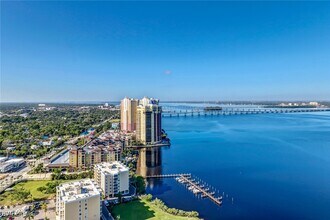 3000 Oasis Grand Blvd in Ft. Myers, FL - Foto de edificio - Building Photo