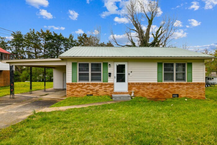 606 E Cardinal St in Siler City, NC - Building Photo