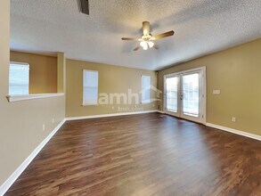 2143 Featherwood Dr W in Jacksonville, FL - Foto de edificio - Building Photo