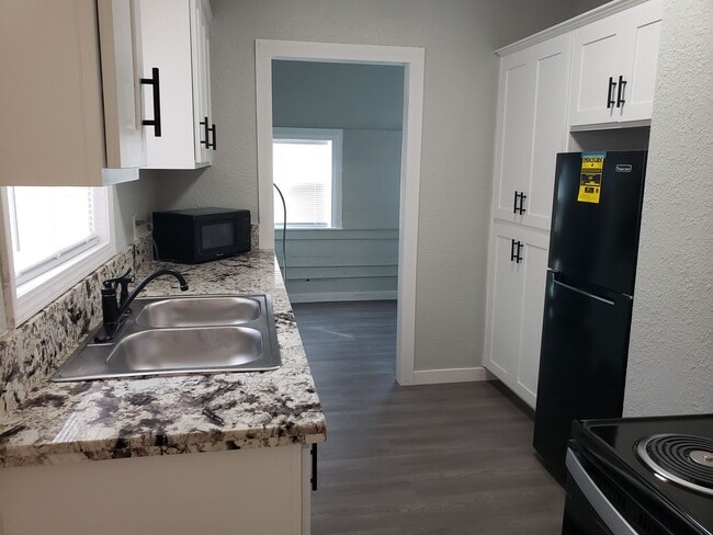 1033 West St in Redding, CA - Building Photo - Building Photo