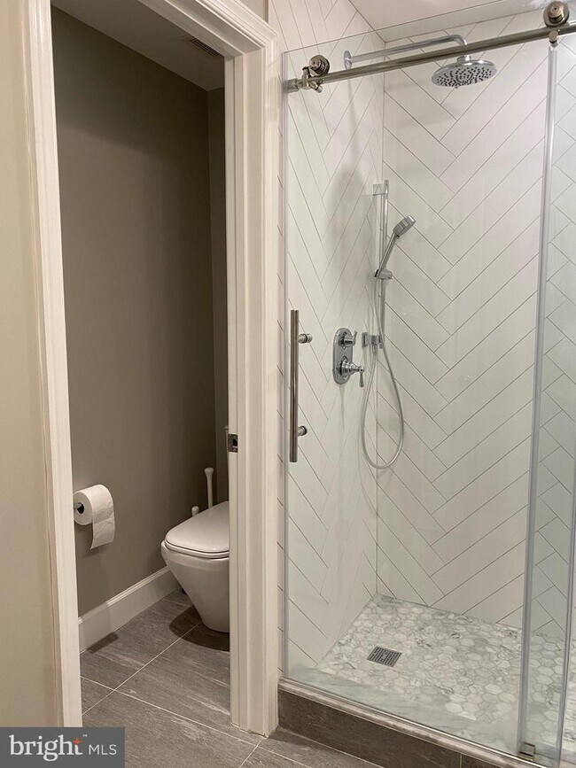 4151 S Four Mile Run Dr-Unit -404 in Arlington, VA - Foto de edificio - Building Photo