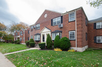 6905 215th St in Oakland Gardens, NY - Foto de edificio - Building Photo