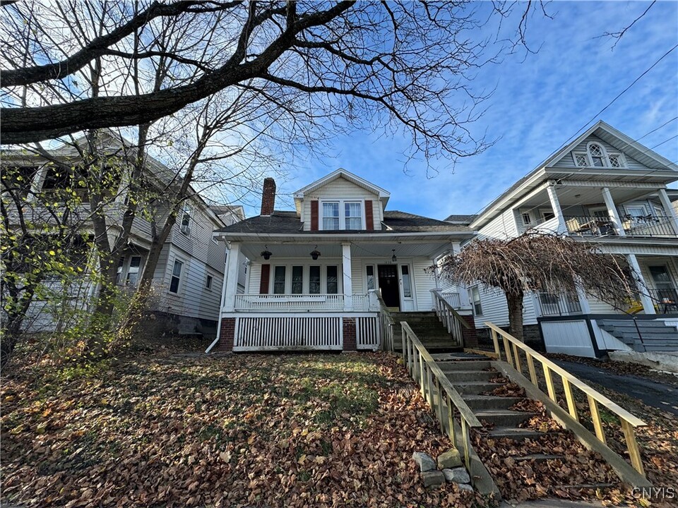 1036 Lancaster Ave in Syracuse, NY - Building Photo