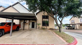 2445 Monarch Dr in Laredo, TX - Building Photo