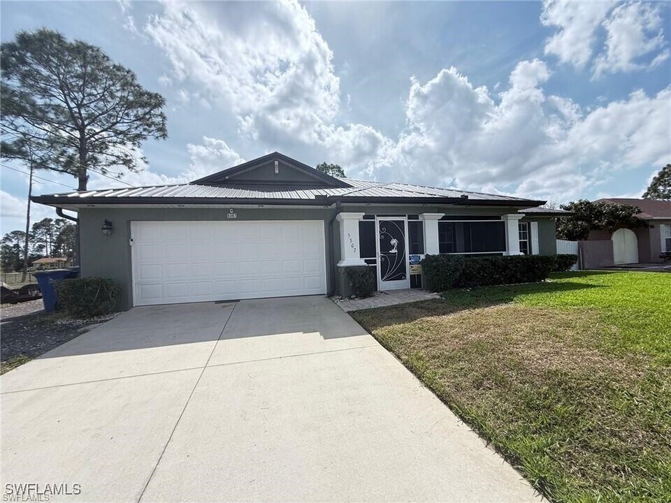 5307 3rd St W in Lehigh Acres, FL - Building Photo