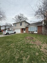 23 Geoffrey Ln in Hewlett, NY - Building Photo