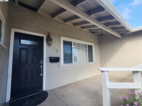 7482 Larkdale Ave in Dublin, CA - Building Photo - Building Photo