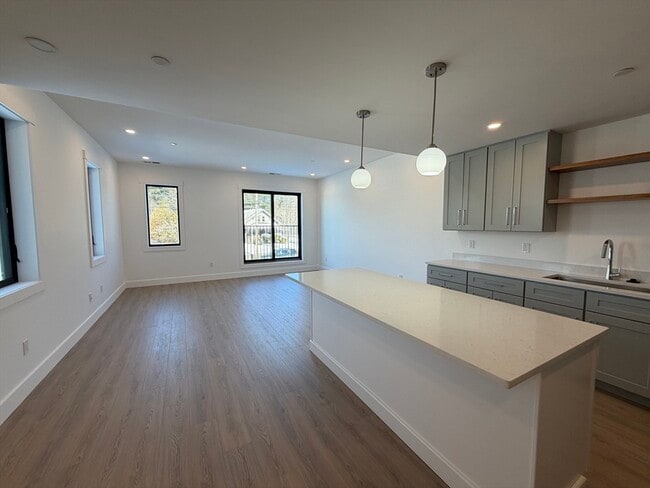 1060 Main St in Millis, MA - Foto de edificio - Building Photo