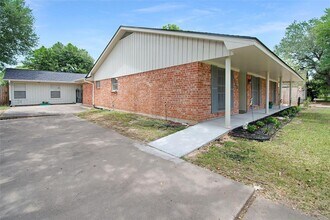 1109 Frances Dr in Rosenberg, TX - Building Photo - Building Photo