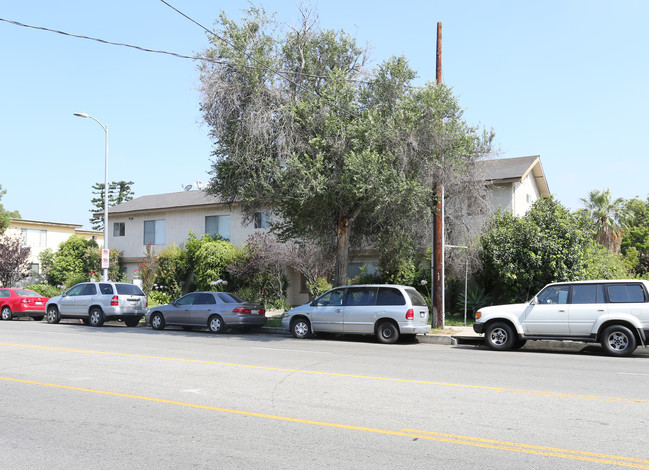 Burbank Gardens in Tarzana, CA - Building Photo - Building Photo