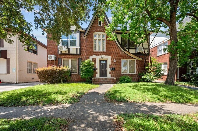 property at 907 W Gray St