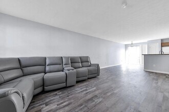 8326 Bruntsfield Rd in Columbus, OH - Foto de edificio - Building Photo