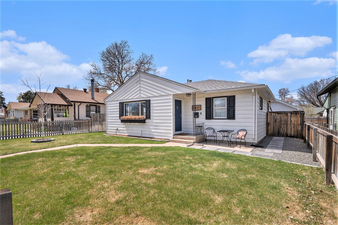 4407 S Logan St in Englewood, CO - Foto de edificio