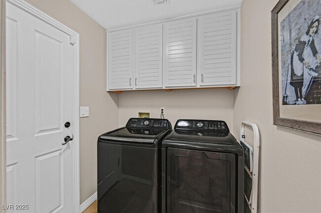 8161 Round Hills Cir in Las Vegas, NV - Building Photo - Building Photo