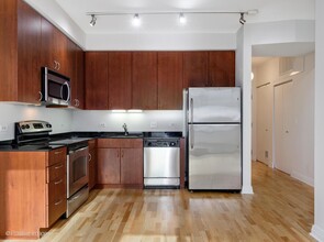 1043 W Madison St, Unit 27R in Chicago, IL - Building Photo - Building Photo