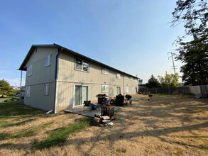 1160 Ivy Ave in Reedsport, OR - Building Photo - Building Photo