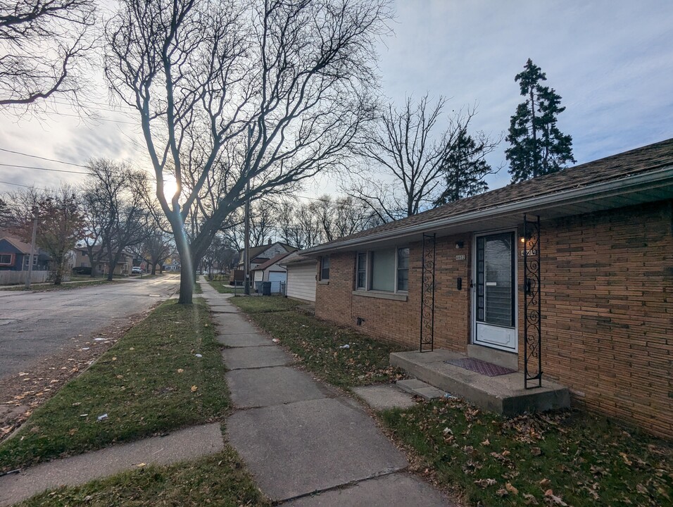 4802 W Hoyt Pl in Milwaukee, WI - Building Photo