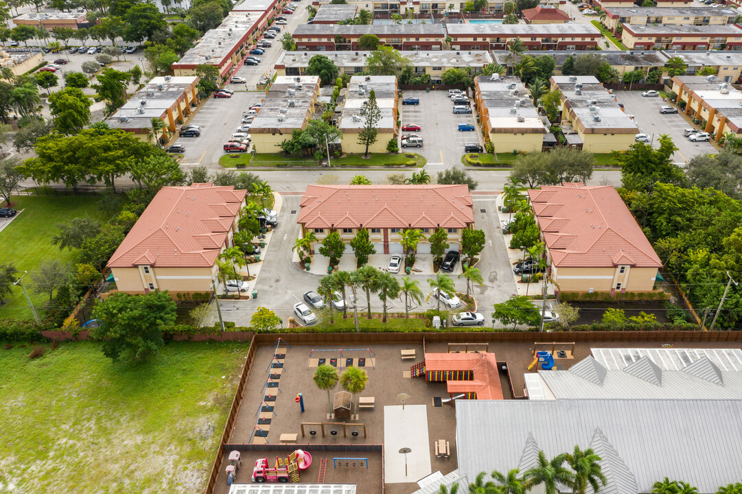 Town Square & Oak Landing Townhouses in Davie, FL - Building Photo