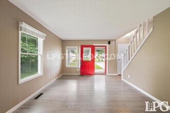 7044 Springfield Dr in Holland, OH - Foto de edificio - Building Photo