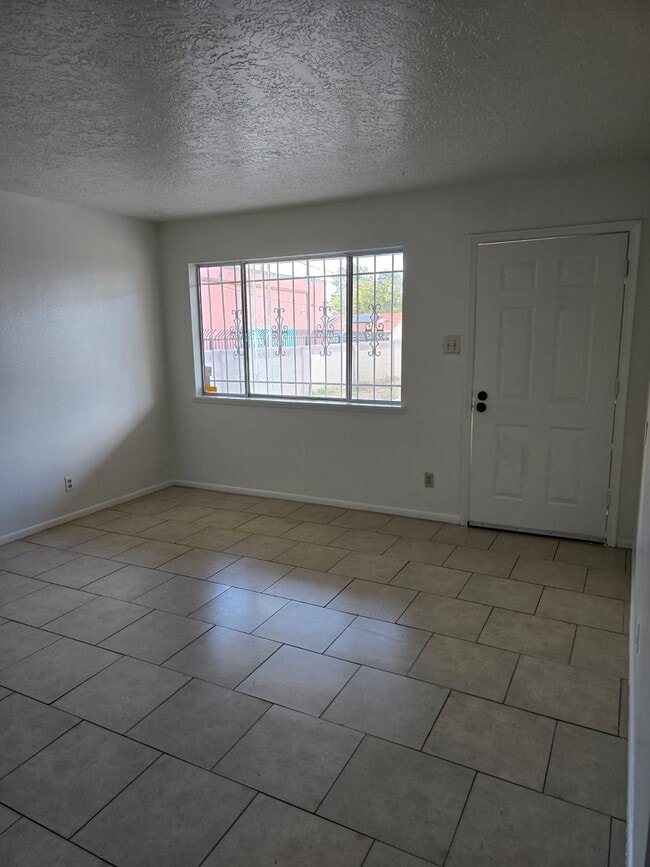 147 General Arnold St NE, Unit 4 in Albuquerque, NM - Foto de edificio - Building Photo