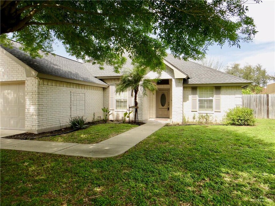 2211 Nicole Dr in Mission, TX - Building Photo