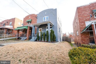 127 47th St NE in Washington, DC - Foto de edificio - Building Photo