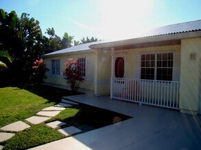 332 NE Surfside Ave in Port St. Lucie, FL - Building Photo - Building Photo