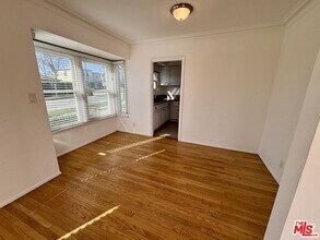 6122 S Fairfax Ave in Los Angeles, CA - Building Photo - Building Photo