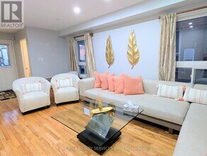 5568 Freshwater Dr in Mississauga, ON - Building Photo - Building Photo