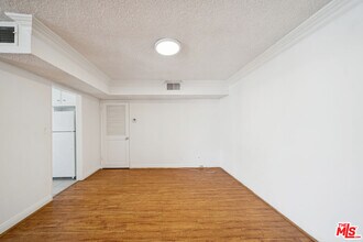 131 Orlando Ave in Los Angeles, CA - Foto de edificio - Building Photo